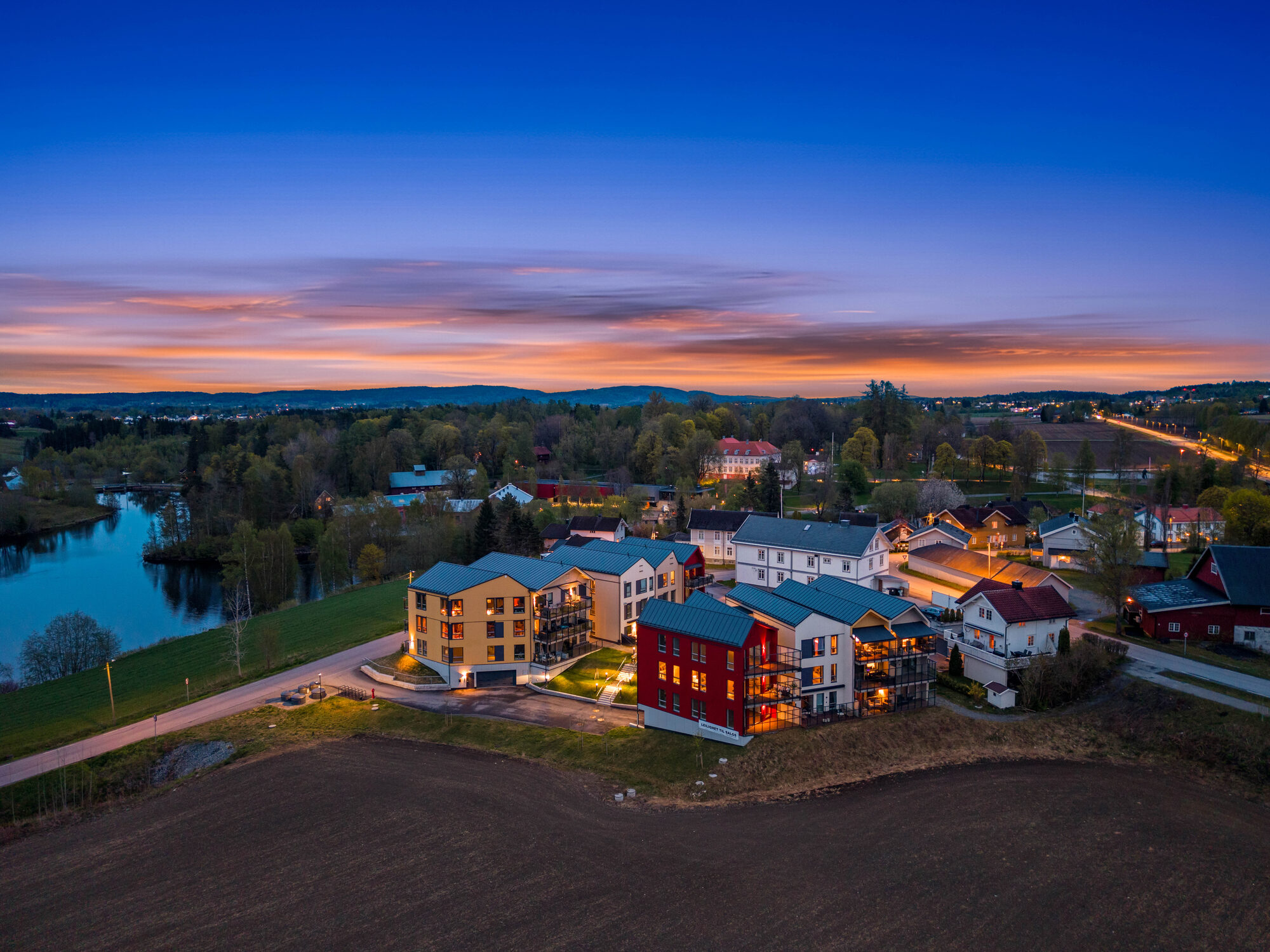 Luftfoto av leilighetsbygg i blåtimen