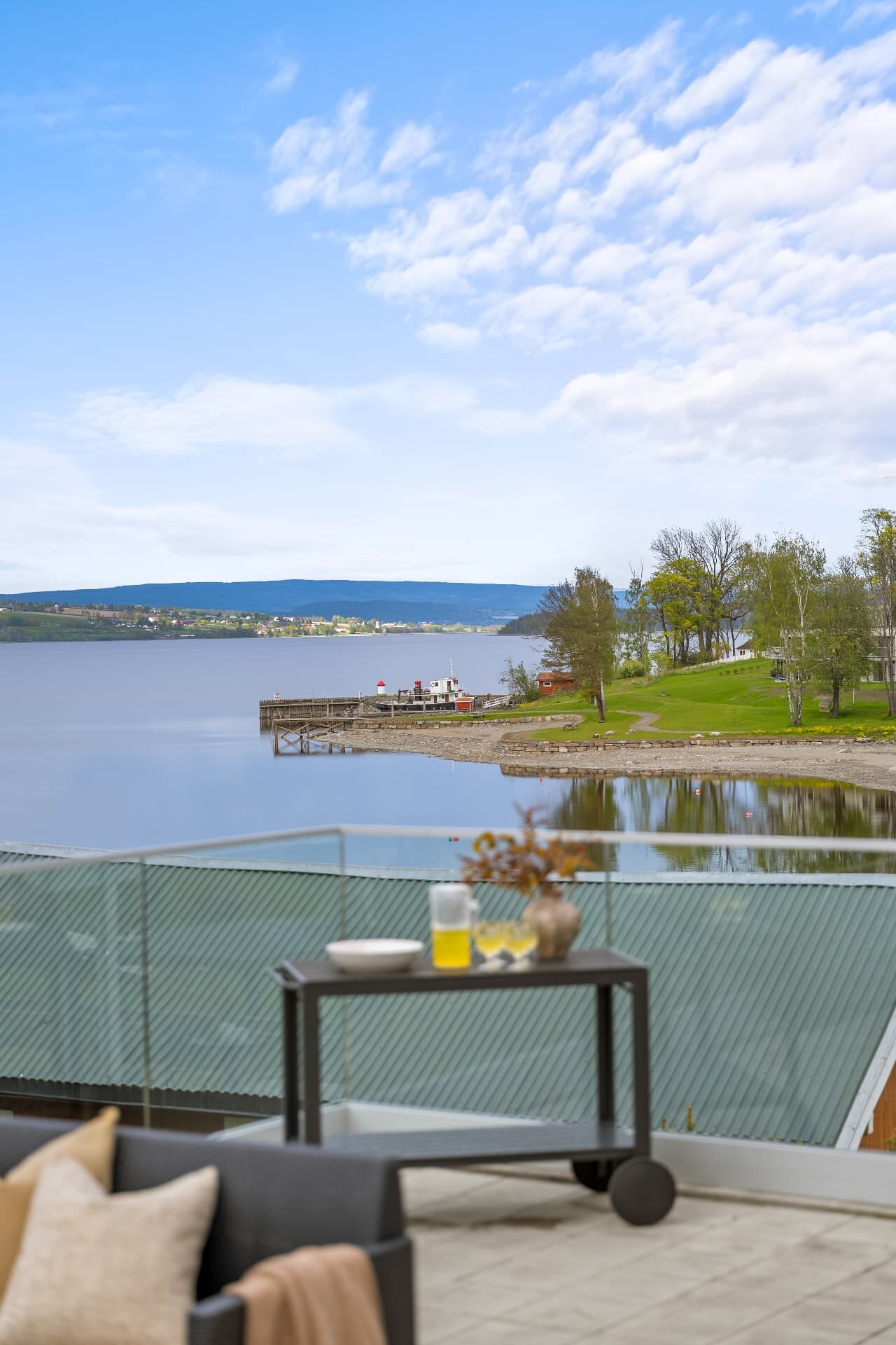Terrasse med utsikt mot Mjøsa og brygge